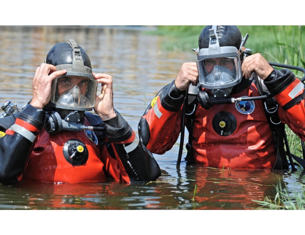 Elicottero precipita in un bacino d’acqua nel Ferrarese