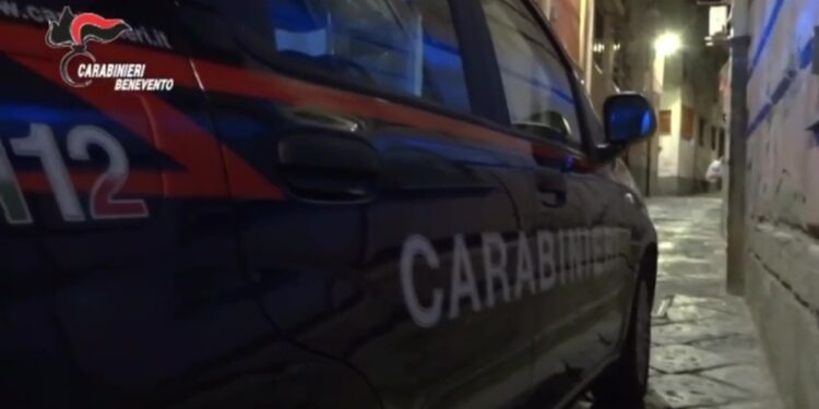 L'uomo avrebbe ferito anche il padre. Indagano i carabinieri