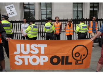 Riparte protesta su emergenza clima contro governo Tory a Londra