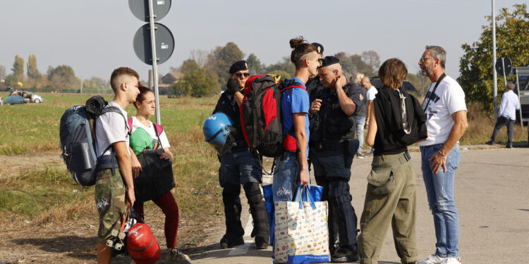 I manifestanti nella città emiliana a un anno dal maxi sgombero