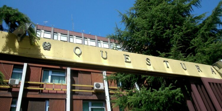 La Polizia sta eseguendo provvedimenti contro due sodalizi