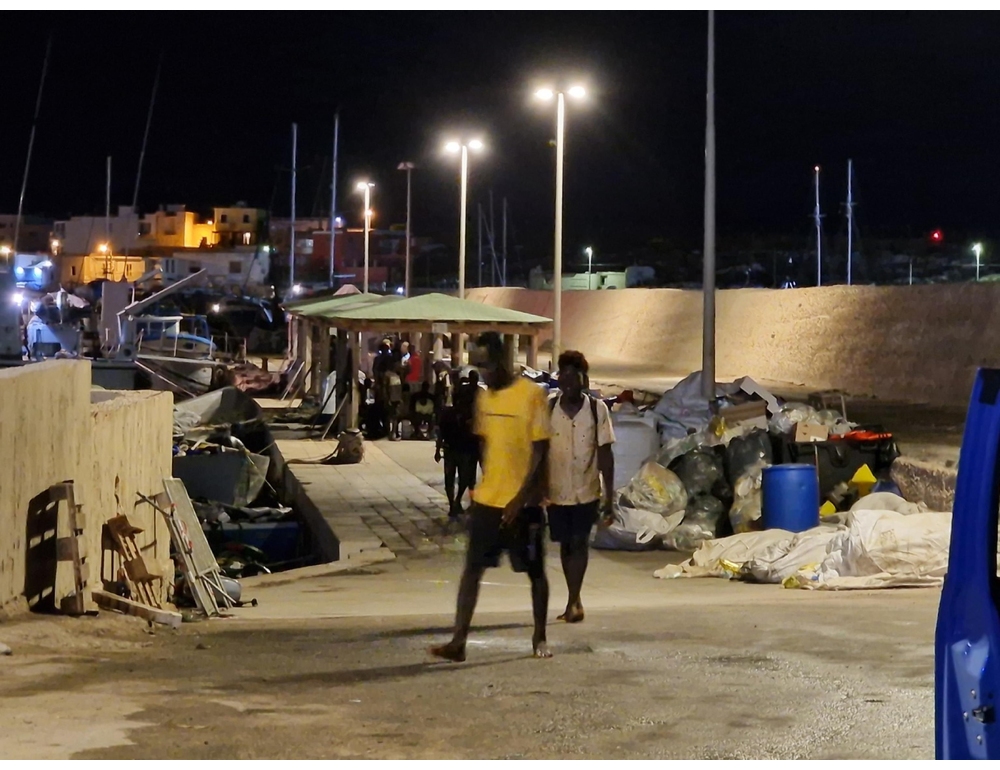 Migranti: notte di sbarchi a Lampedusa, anche un invalido