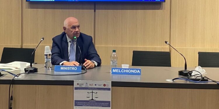 "Singolare si parli invasività privacy su comportamenti pubblici