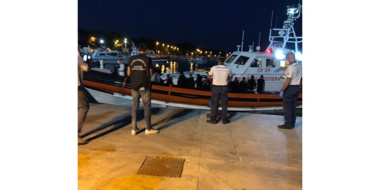 Soccorsi da Guardia costiera mentre erano a bordo barca a vela