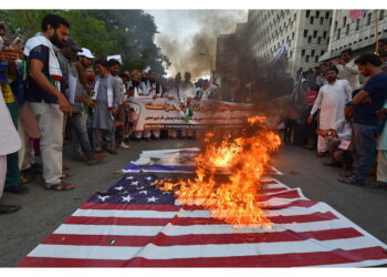 Diverse decine di manifestanti si sono riunti a Karachi