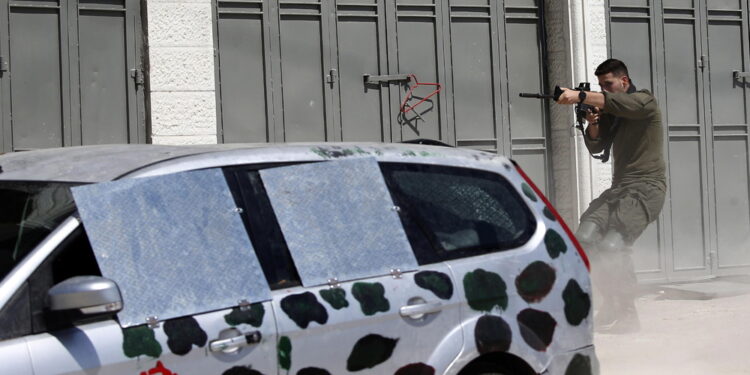 'Da coloni entrati in città'.Ma secondo Idf colpito da soldati