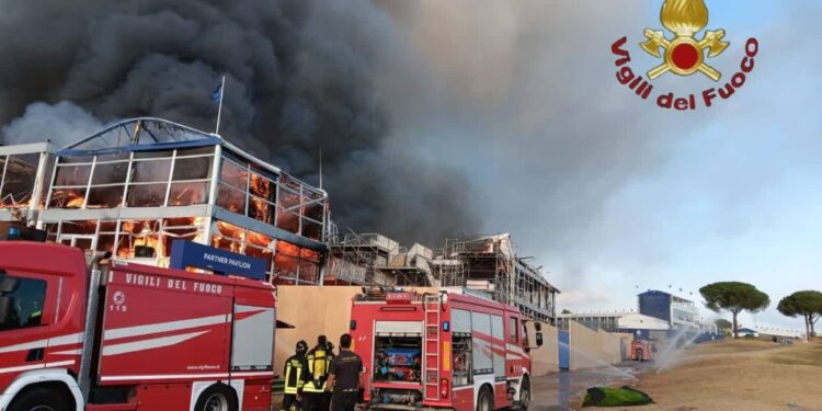 Fiamme lambiscono campi da golf del Marco Simone