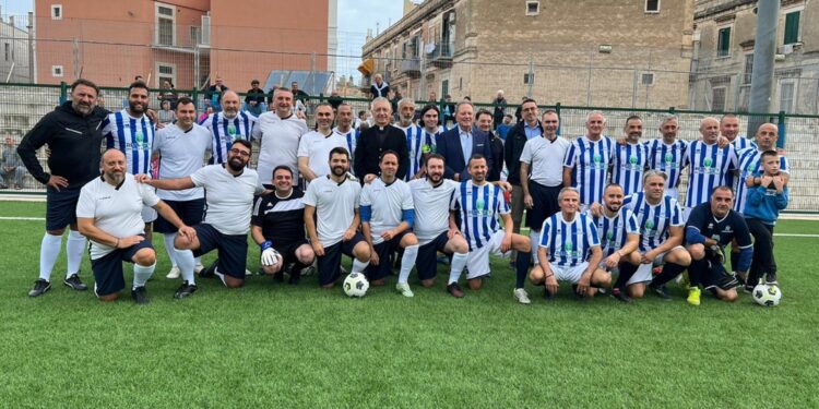 Partita di calcio a Bisceglie. L'arcivescovo in panchina