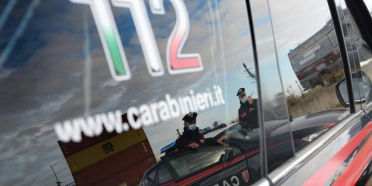 Intervento dei carabinieri a tarda sera. 'Lanciate bottiglie'