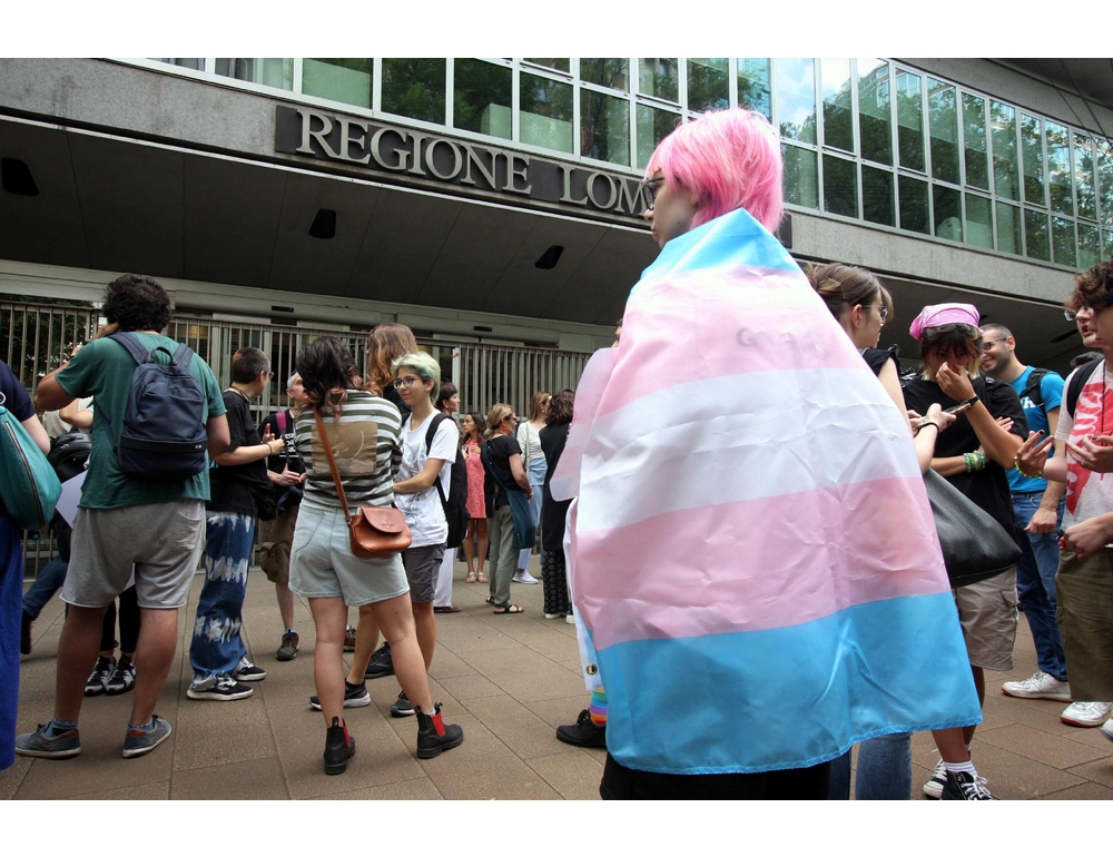 Regione Lombardia boccia mozione di FdI contro le carriere alias