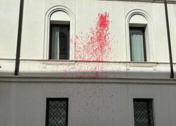 A Pordenone una grande macchia di vernice di colore rosso