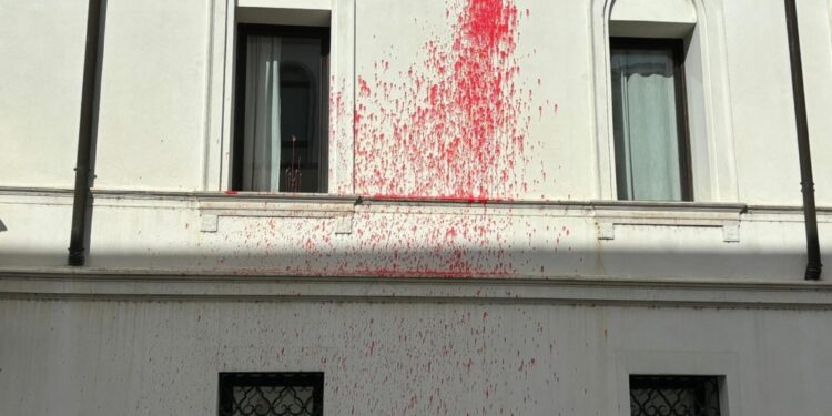 A Pordenone una grande macchia di vernice di colore rosso