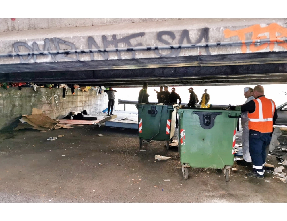 Sgomberato bivacco di migranti sotto cavalcavia Ventimiglia