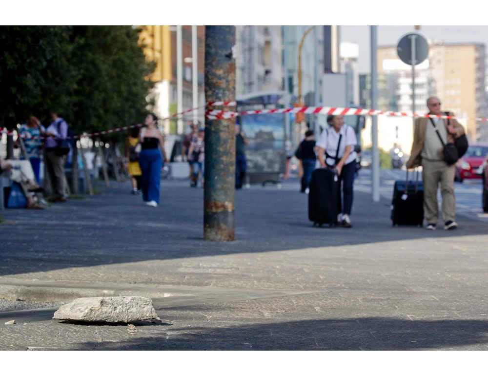Si stacca pietra da facciata Maschio Angioino, nessun ferito
