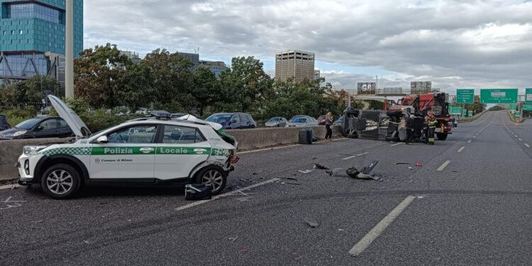 Coinvolti due veicoli della Polizia locale a altre due auto