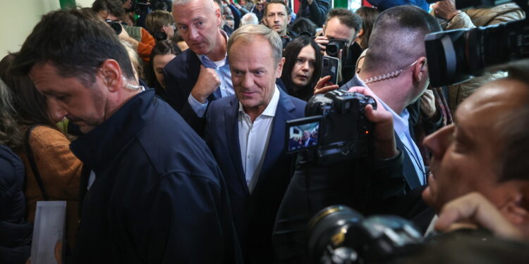 Il capo dell'opposizione esulta dopo i primi exit poll