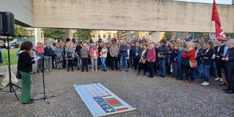 Manifestazione davanti al monumento alla Resistenza e corteo