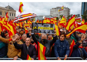 Tutti contro 'il golpe' di Sanchez che lancia il voto online