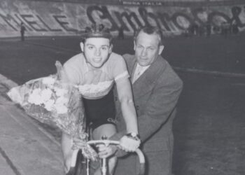Una immagine giovanile di Aldo Pifferi con la maglia della Cittadella allo stadio Sinigaglia, dove una volta c'era la pista di ciclismo, che si intravede sullo sfondo