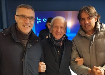 Beppe Bergomi, primo a sinistra, con il presidente della Canottieri Lario Leo Bernasconi e l'allenatore dell'Inter Simone Inzaghi