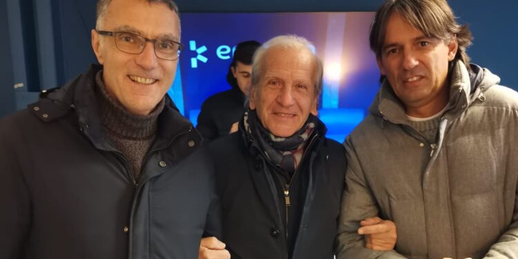 Beppe Bergomi, primo a sinistra, con il presidente della Canottieri Lario Leo Bernasconi e l'allenatore dell'Inter Simone Inzaghi