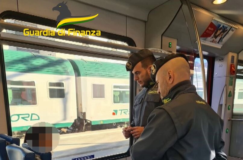Scappa dai domiciliari e cerca di fuggire in Svizzera. Fermato dalla Guardia di Finanza nella stazione di Chiasso