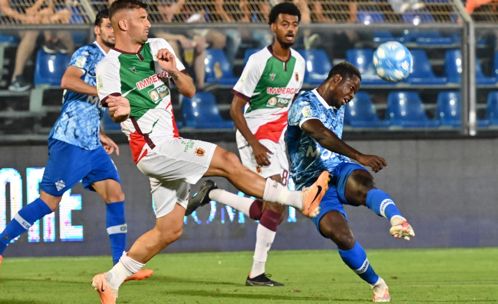 Como-Catanzaro, “tutto esaurito” al Sinigaglia. Tre assenze fra gli azzurri