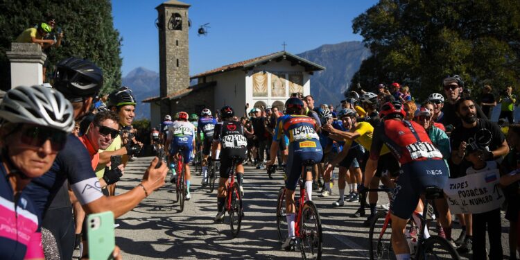 Il passaggio dal Colle del Ghisallo nel 2023 (foto Alpozzi-LaPresse-Rcs Sport)