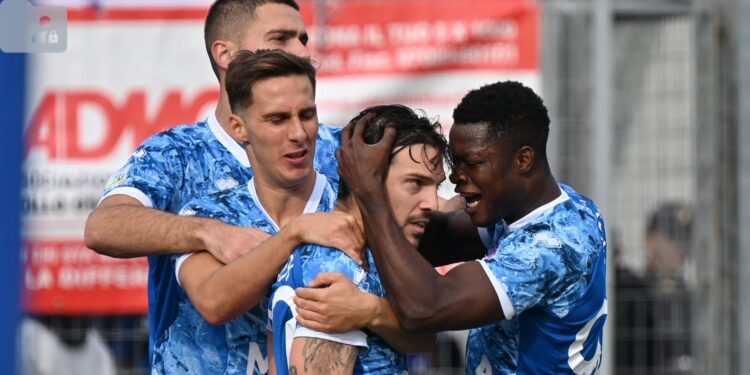 Gli azzurri festeggiano dopo la rete decisiva di Simone Verdi (foto Roberto Colombo)