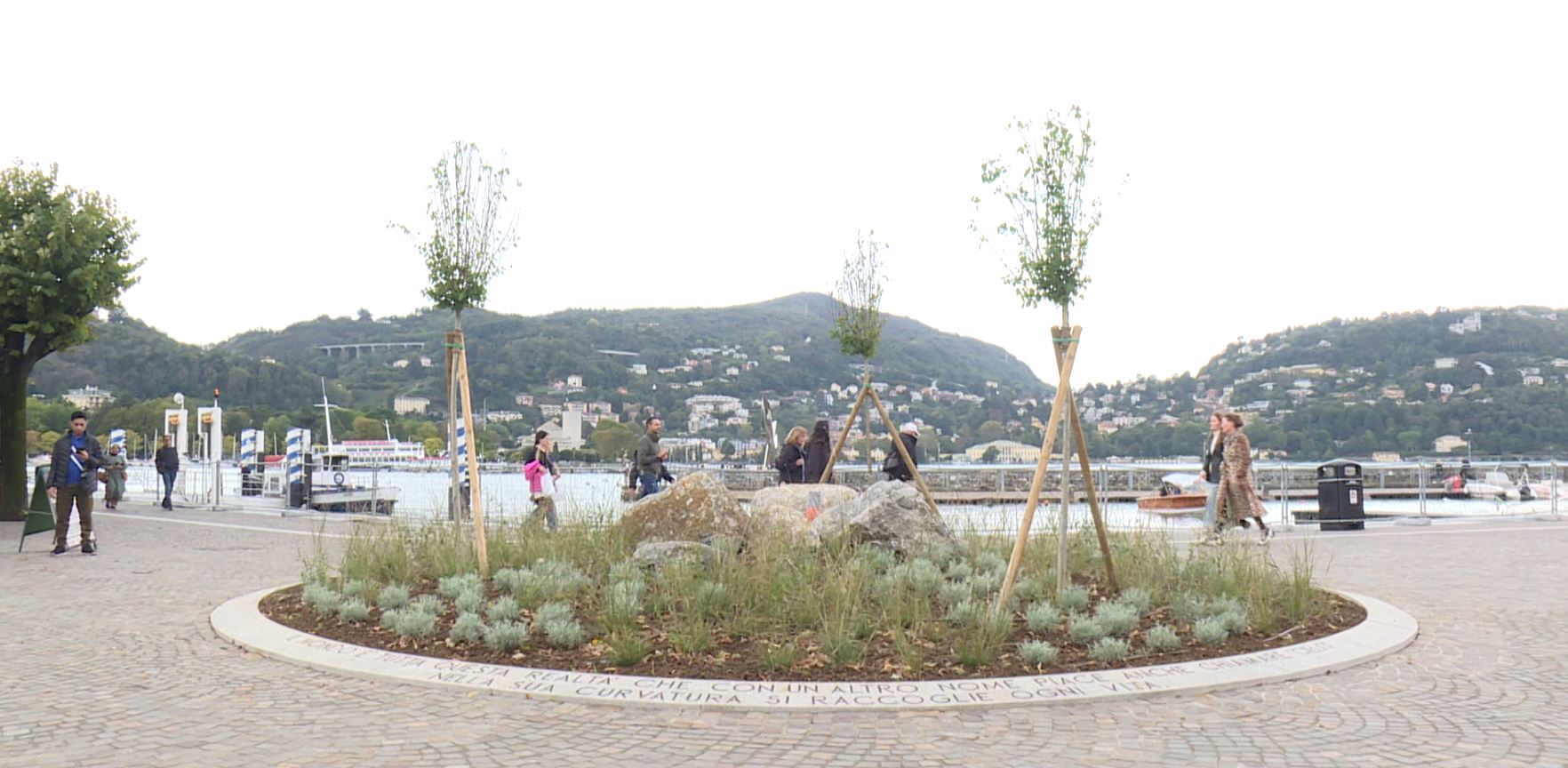 Lungolago di Como, a fine mese le sedute in pietra. La prossima settimana la decisione sui nuovi parapetti