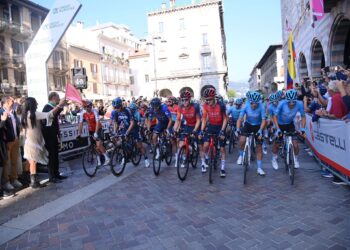 la partenza del Giro di Lombardia 2023 da Como (foto Gian Mattia D'Alberto/LaPresse)