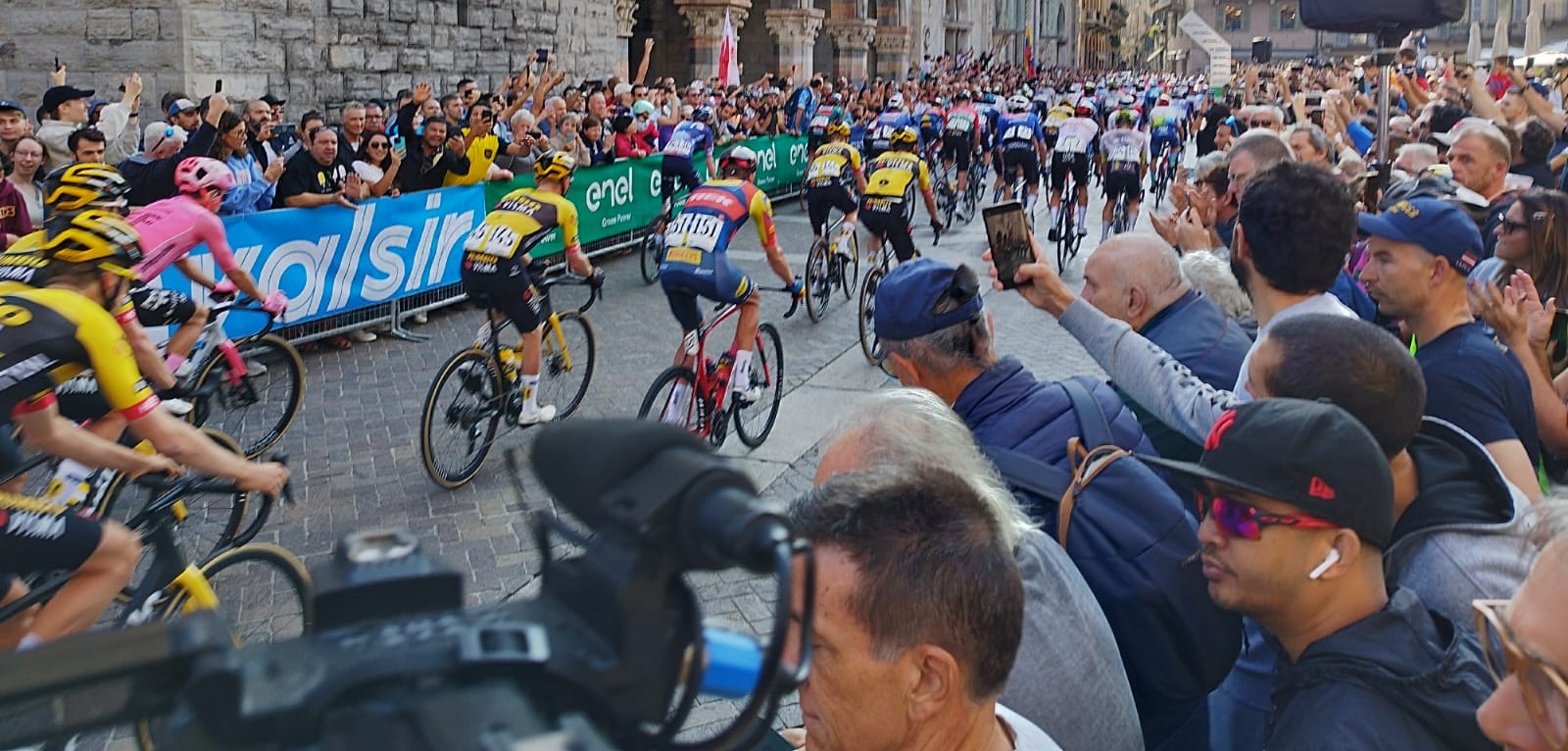 Partenza del Giro di Lombardia, folla di appassionati in città