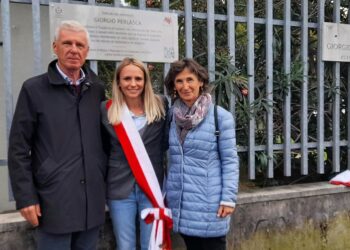 Franco e Luciana Perlasca con Giulia Pelucchi, presidente del Municipio 8 di Milano