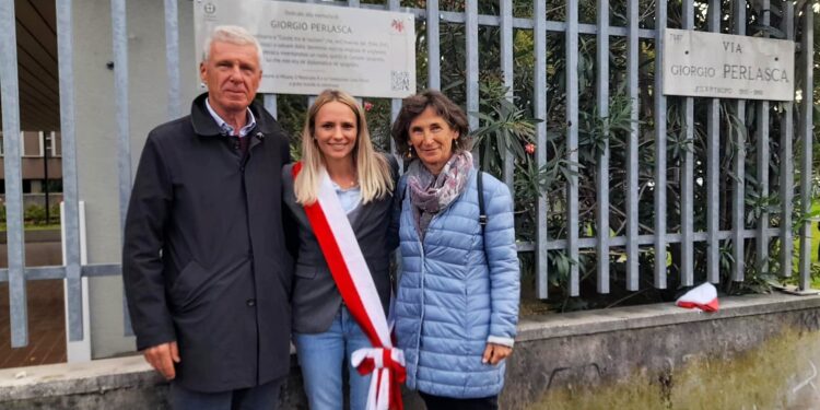 Franco e Luciana Perlasca con Giulia Pelucchi, presidente del Municipio 8 di Milano