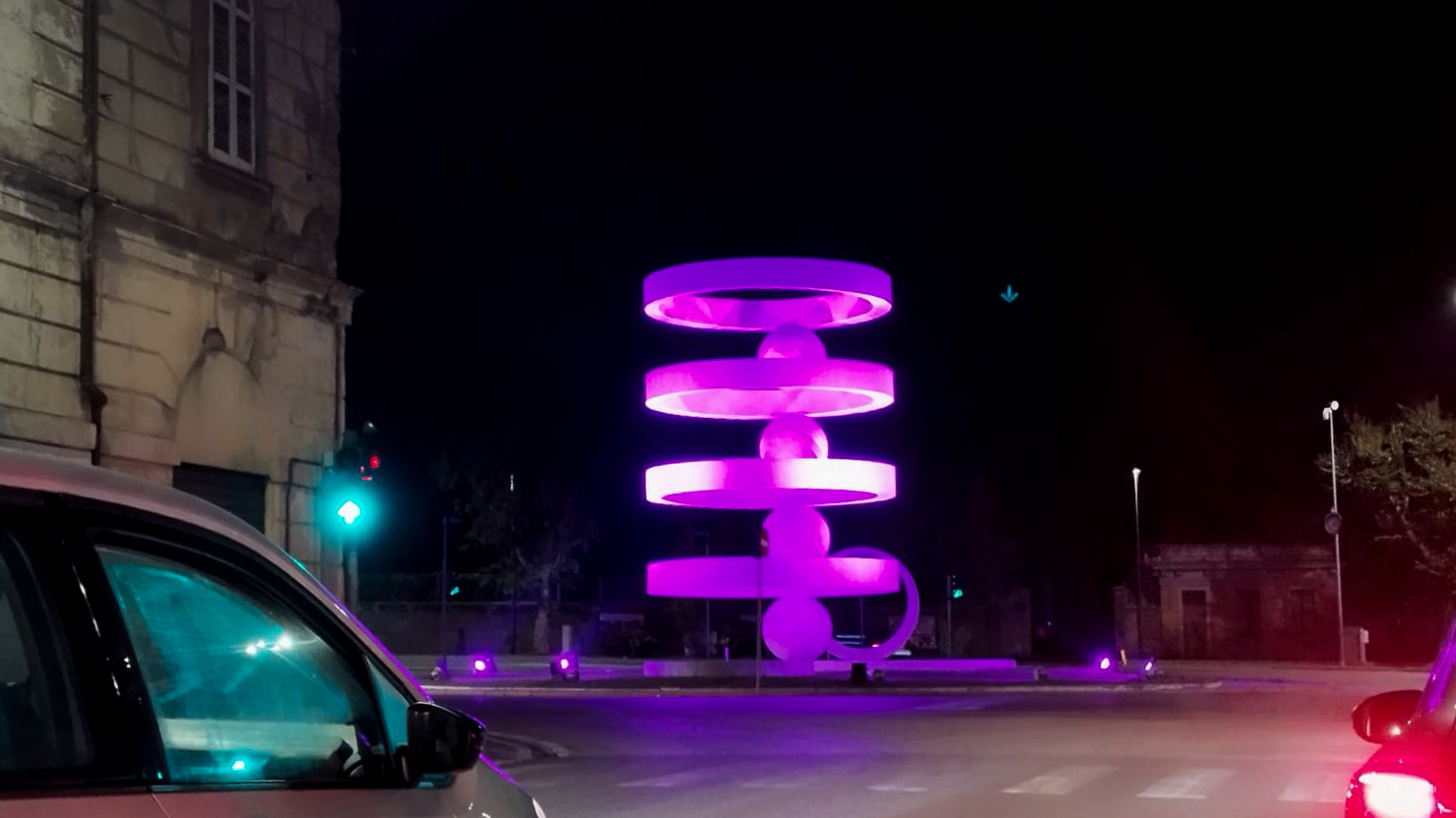Giornata nazionale dell’Afasia: la fontana di Piazza Camerlata si illumina di viola