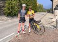 Primoz Roglic con un tifoso davanti al Santuario del Ghisallo