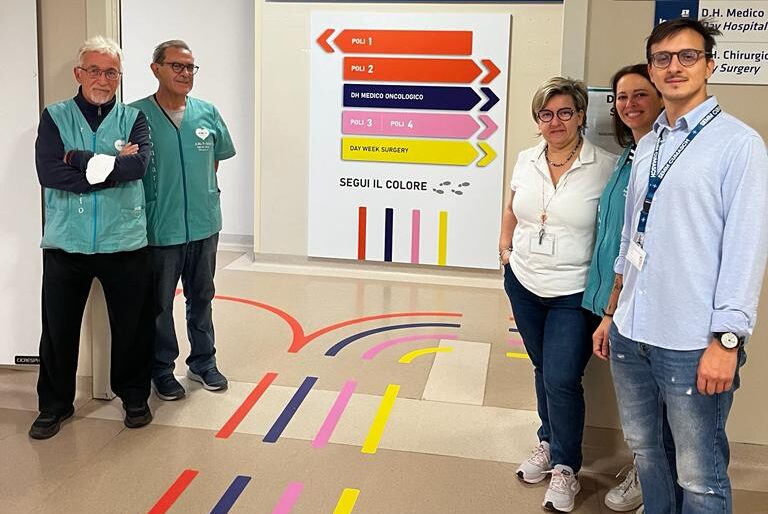 Ospedale Sant’Anna, il progetto di A.Ma.Te: nuova segnaletica colorata a pavimento per indirizzare i pazienti