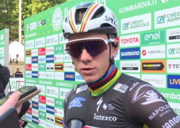 Remco Evepoel al microfono di Etv alla partenza del Giro di Lombardia 2023 da Como