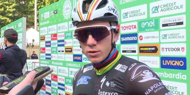 Remco Evepoel al microfono di Etv alla partenza del Giro di Lombardia 2023 da Como