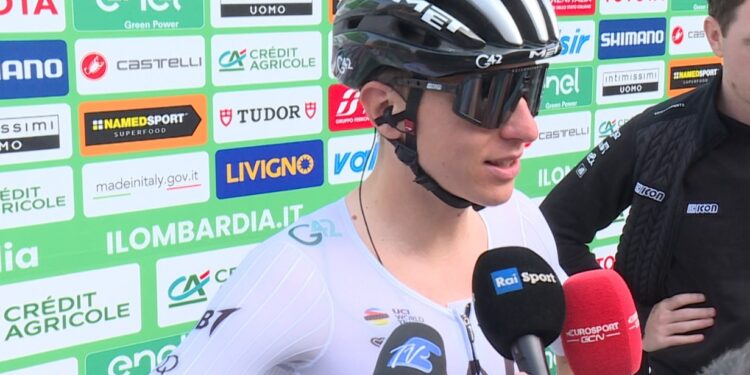 Tadej Pogacar alla partenza del "Lombardia" da Como nel 2023