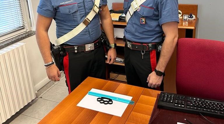 Cantù, 16enne si aggira per il centro con un tirapugni. Denunciato dai carabinieri