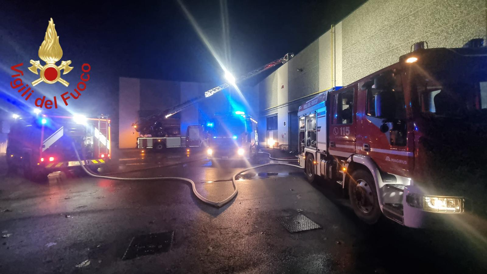 Faloppio, incendio in una lavanderia industriale. Al lavoro otto squadre dei vigili del fuoco