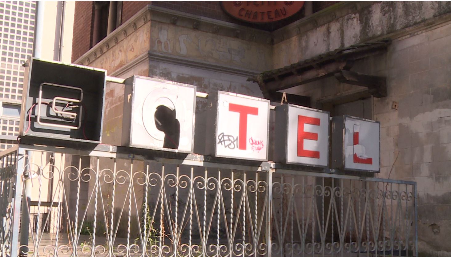 Ex hotel “Le petit chateau”, ordinanza del sindaco: “Degrado e insicurezza, la proprietà intervenga”