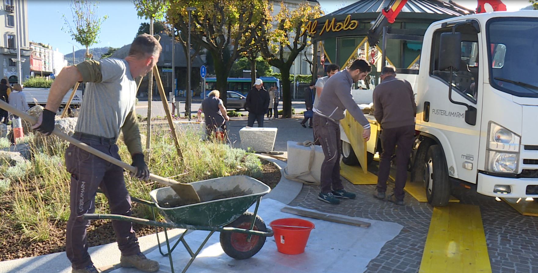 Arredi del lungolago di Como, posizionate le sedute in pietra
