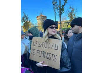 A Milano con il cartello 'we should all be feminists'