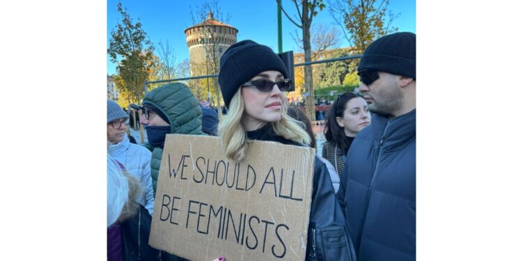 A Milano con il cartello 'we should all be feminists'