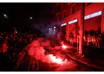 Gruppo manifestanti lancia fumogeni