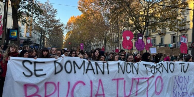 In testa al corteo 'Se domani non torno brucia tutto'