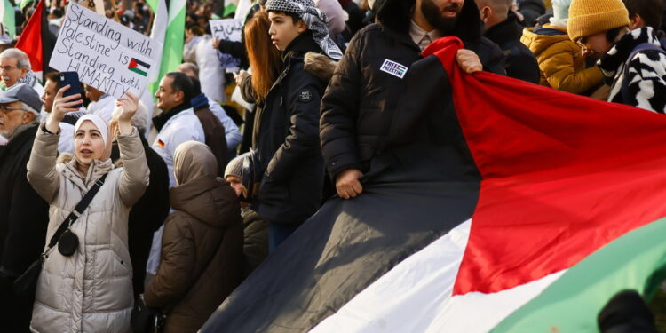 Con slogan 'libertà per la Palestina' e 'fermate il genocidio'