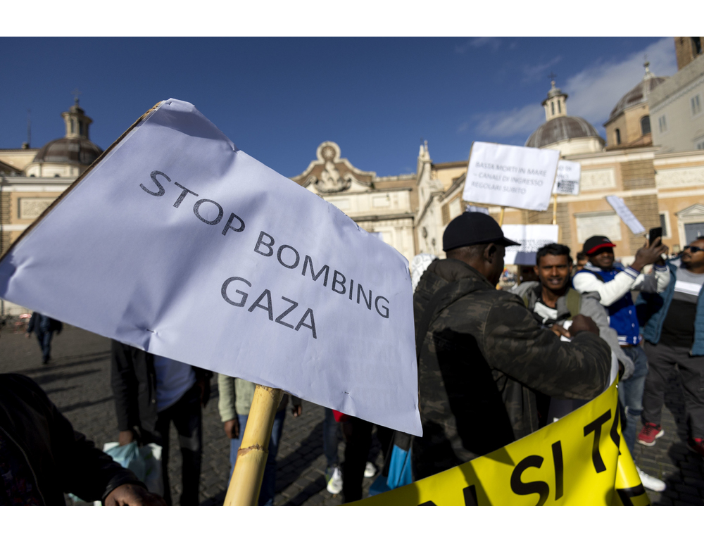 Alla manifestazione del Pd anche bandiere della Palestina